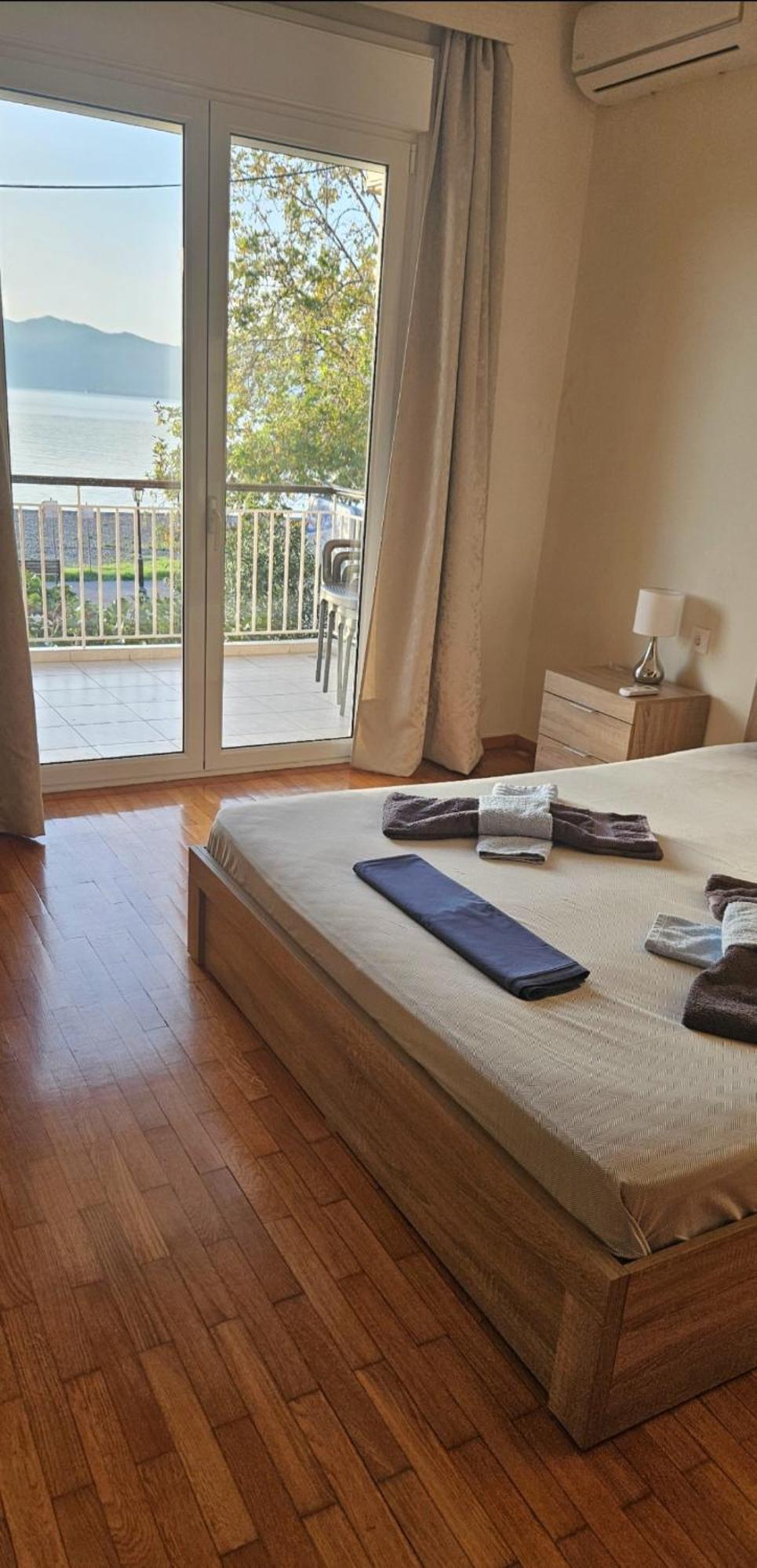 Nafpaktos Beach House Sea View Apartment First Floor ภายนอก รูปภาพ