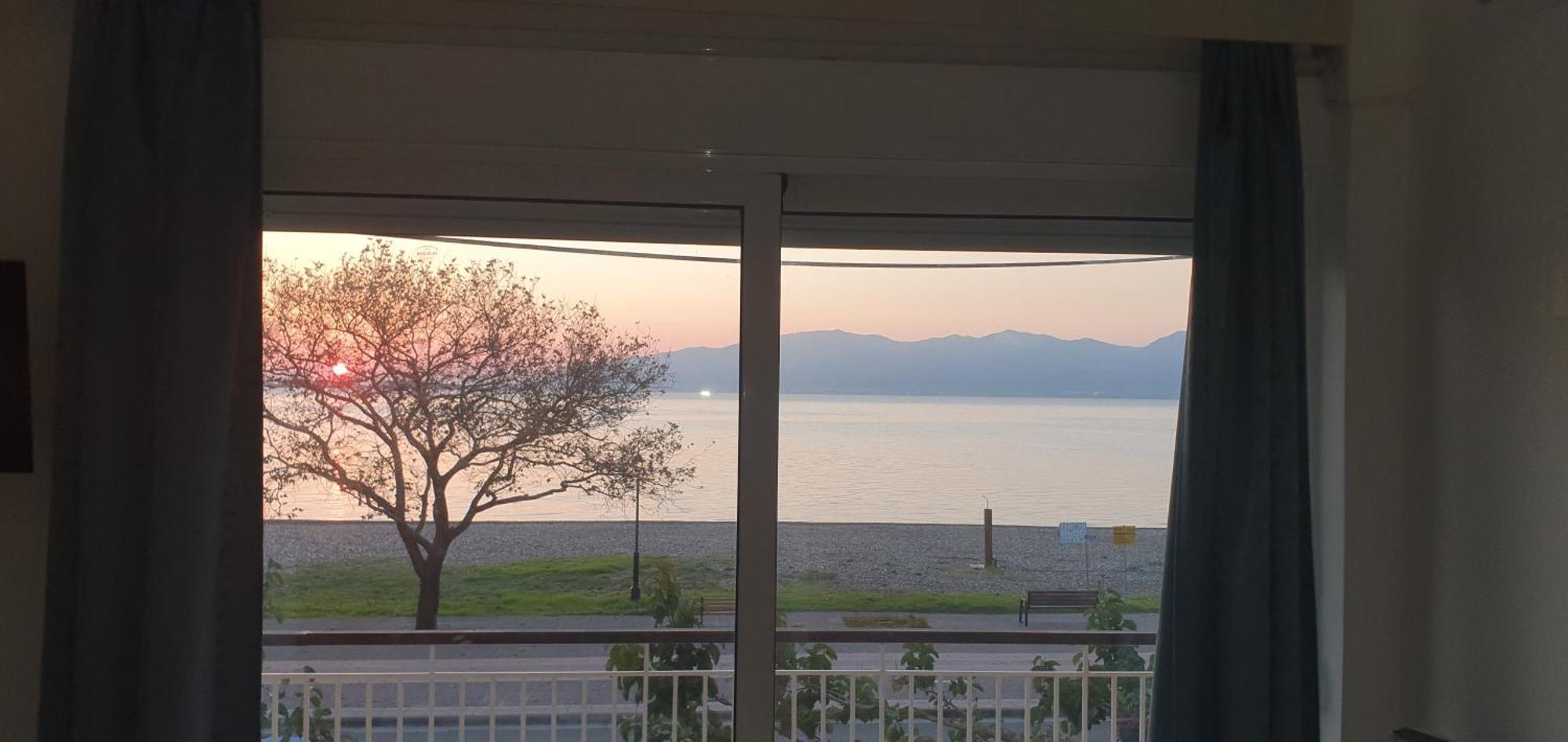 Nafpaktos Beach House Sea View Apartment First Floor ภายนอก รูปภาพ