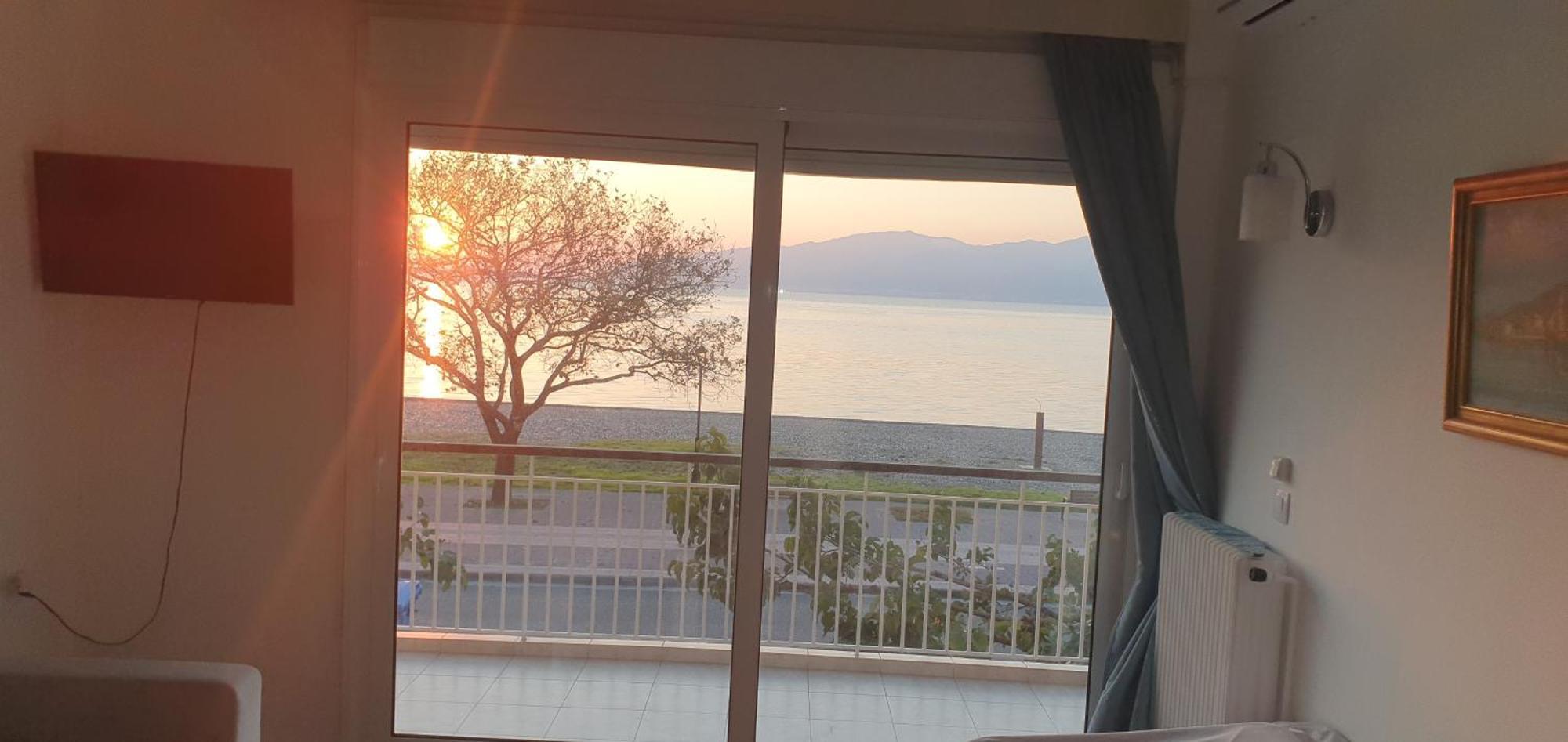 Nafpaktos Beach House Sea View Apartment First Floor ภายนอก รูปภาพ