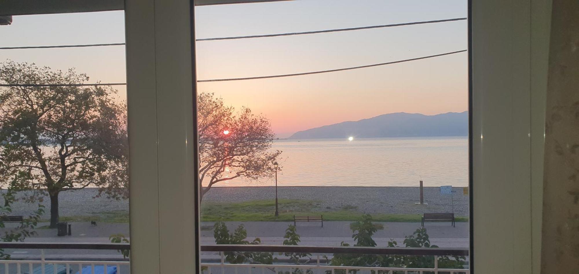 Nafpaktos Beach House Sea View Apartment First Floor ภายนอก รูปภาพ
